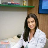 Dra. Juliana Metzker - Cirurgiã Plástica