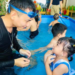 Thầy Vinh dạy bơi Nha Trang - Mr.Vinh swimming teacher in Nha Trang